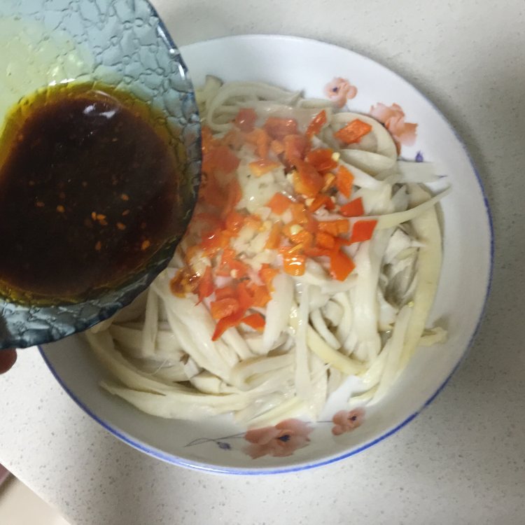 凉拌手撕麻辣杏鲍菇步骤8