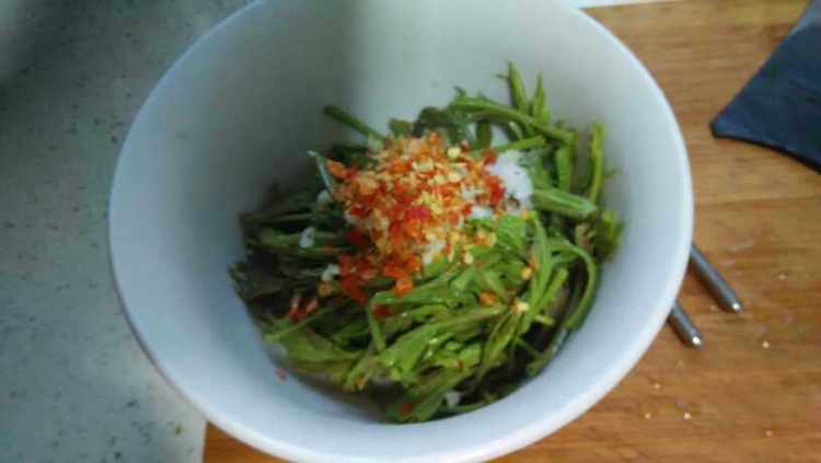 凉拌香椿芽步骤5