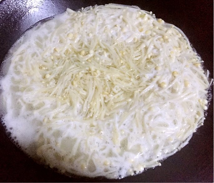 麻辣金针菇步骤5