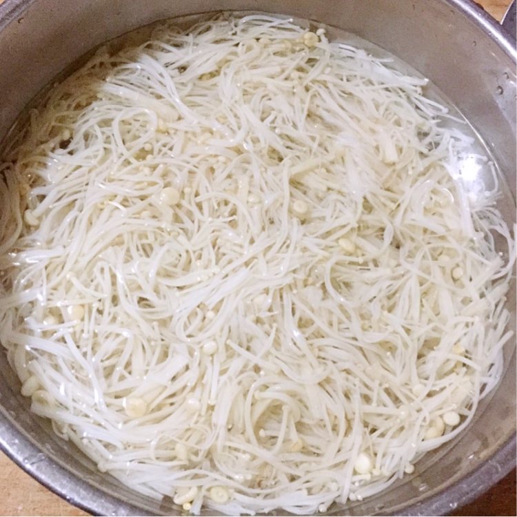 麻辣金针菇步骤6