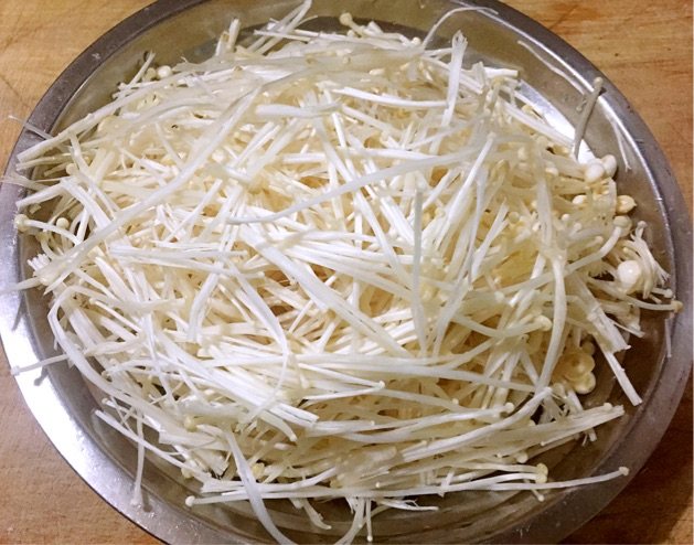 麻辣金针菇步骤3