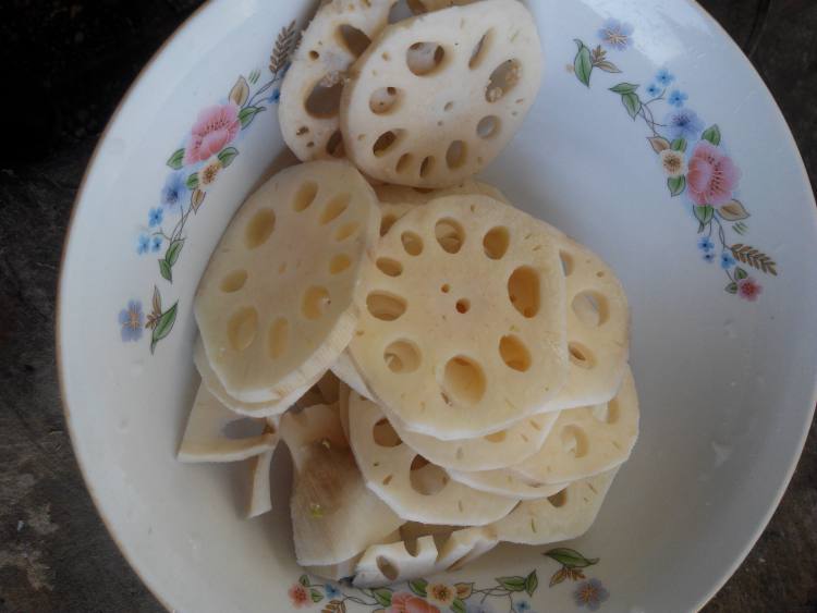 凉拌芹菜菜花藕片步骤1