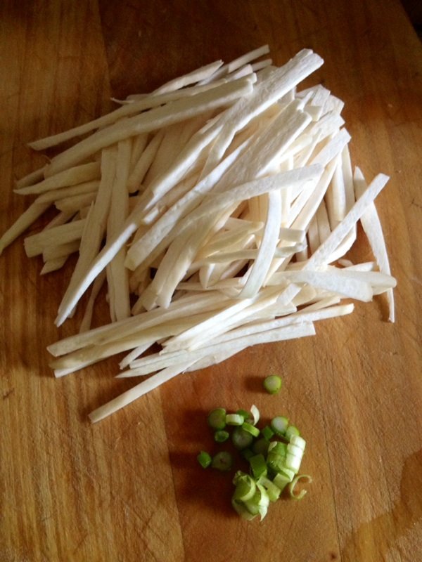 葱油炝拌杏鲍菇步骤1