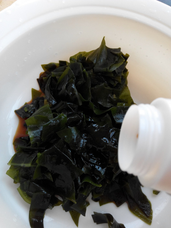 捞汁裙带菜叶步骤5
