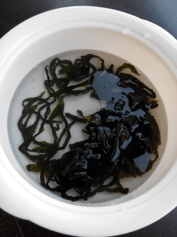 捞汁裙带菜叶步骤2