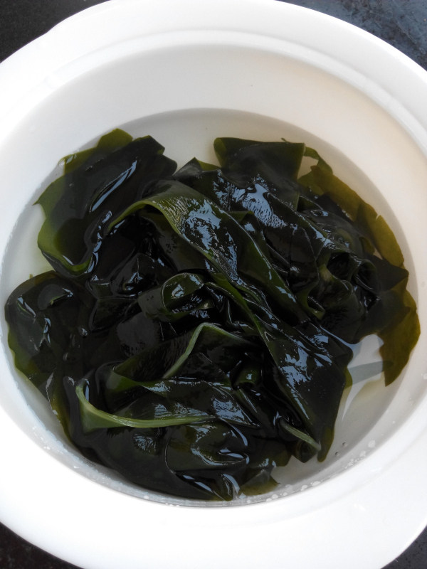 捞汁裙带菜叶步骤3