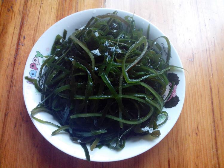 鸡腿肉拌海带丝步骤1