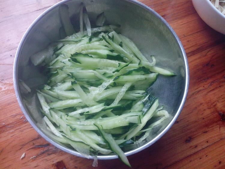 青瓜拌豆皮步骤4