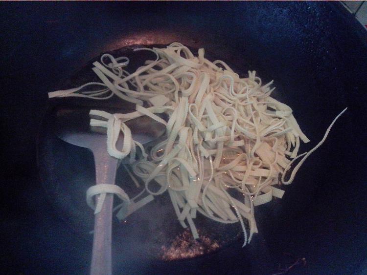 青瓜拌豆皮步骤6