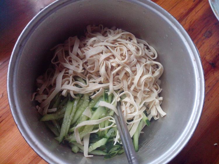 青瓜拌豆皮步骤10