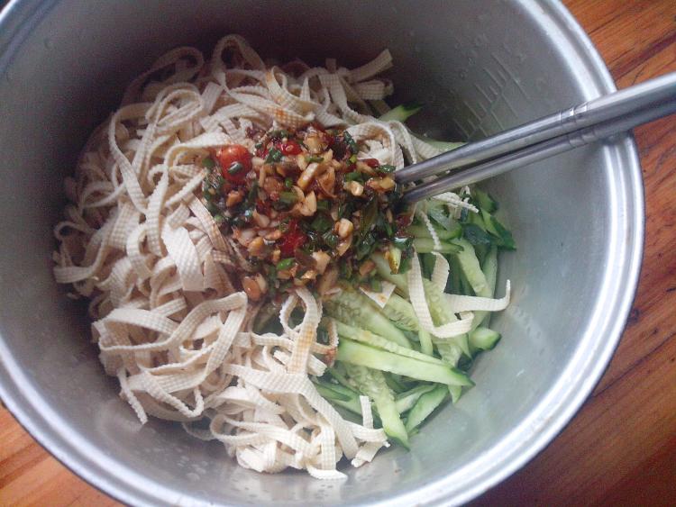 青瓜拌豆皮步骤11