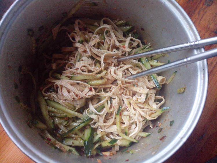 青瓜拌豆皮步骤12
