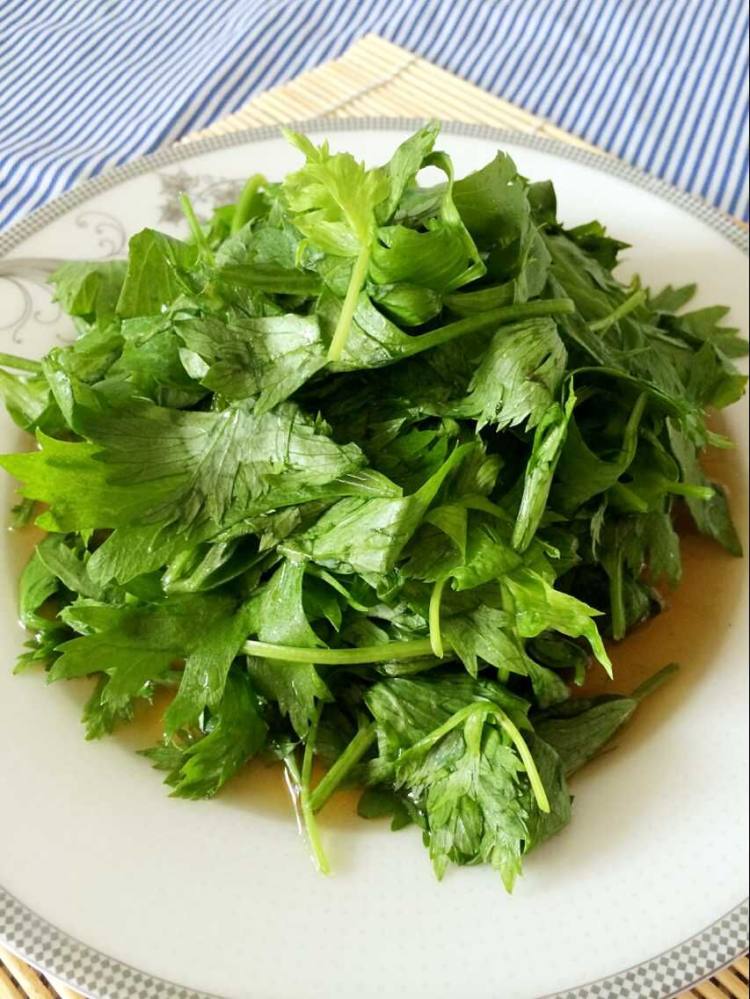 凉拌芹菜叶步骤4