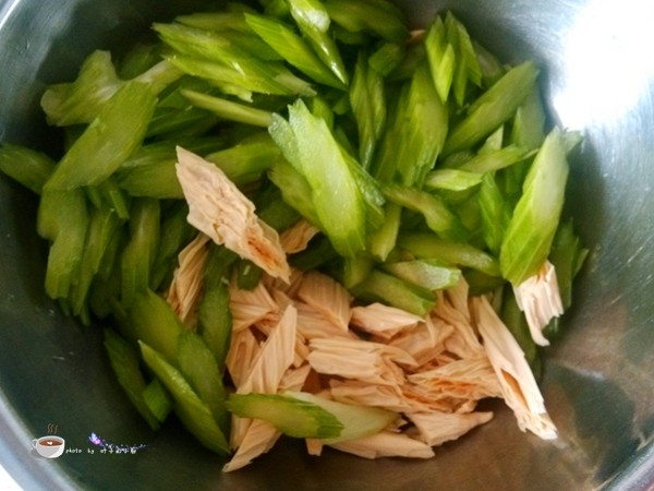 芹菜拌腐竹步骤2