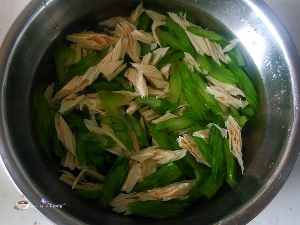 芹菜拌腐竹步骤7