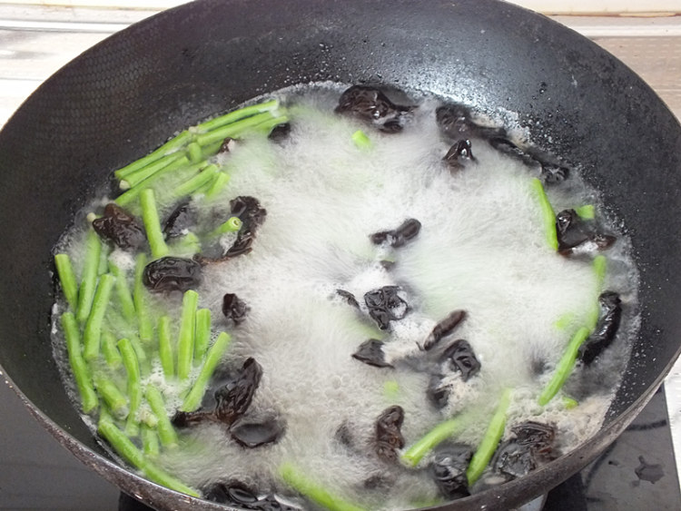 凉拌豆角黑木耳步骤3