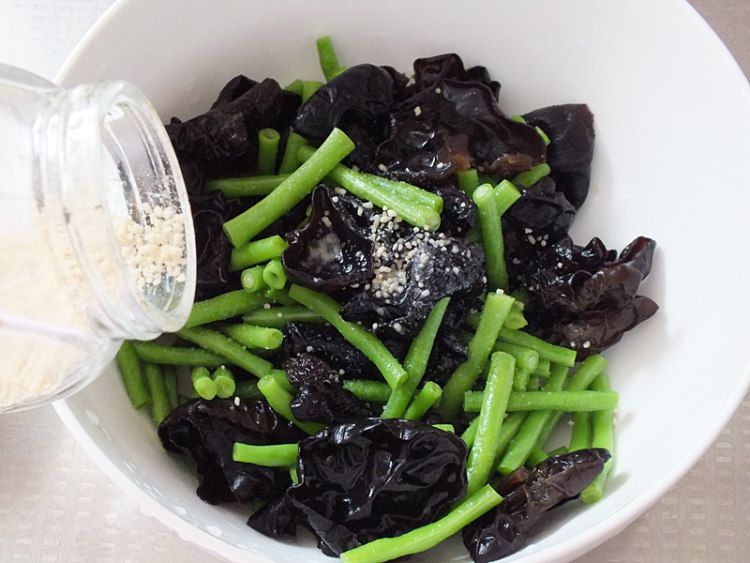 凉拌豆角黑木耳步骤7