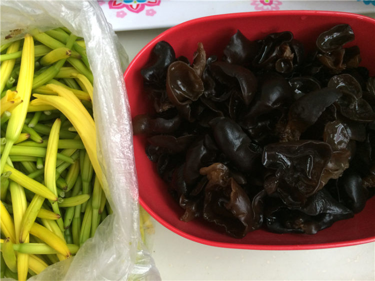 鲜黄花菜拌木耳步骤2