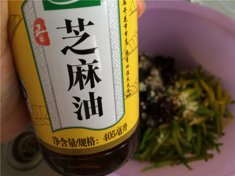 鲜黄花菜拌木耳步骤9