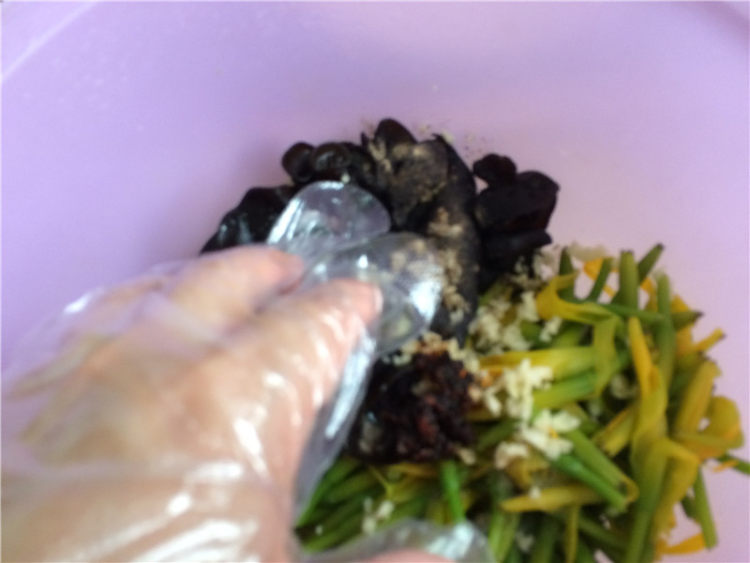 鲜黄花菜拌木耳步骤11
