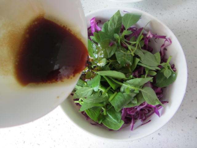 荆芥拌紫甘蓝步骤6
