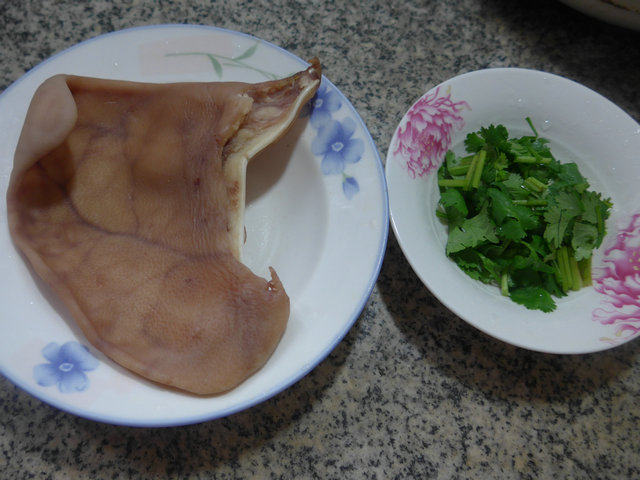 拌猪耳朵步骤1