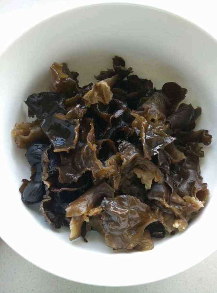 彩椒拌木耳步骤1