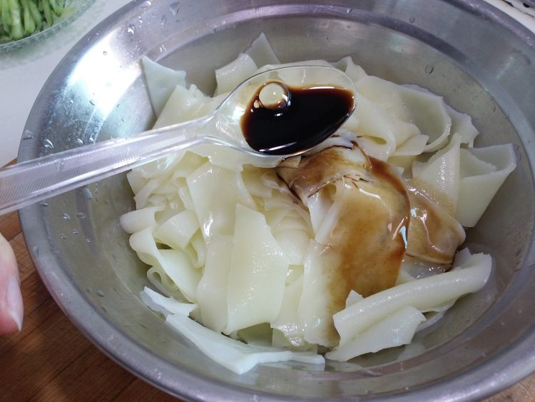 黄瓜丝拌凉皮步骤7