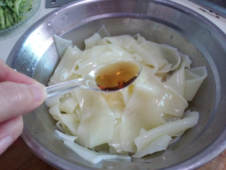 黄瓜丝拌凉皮步骤6