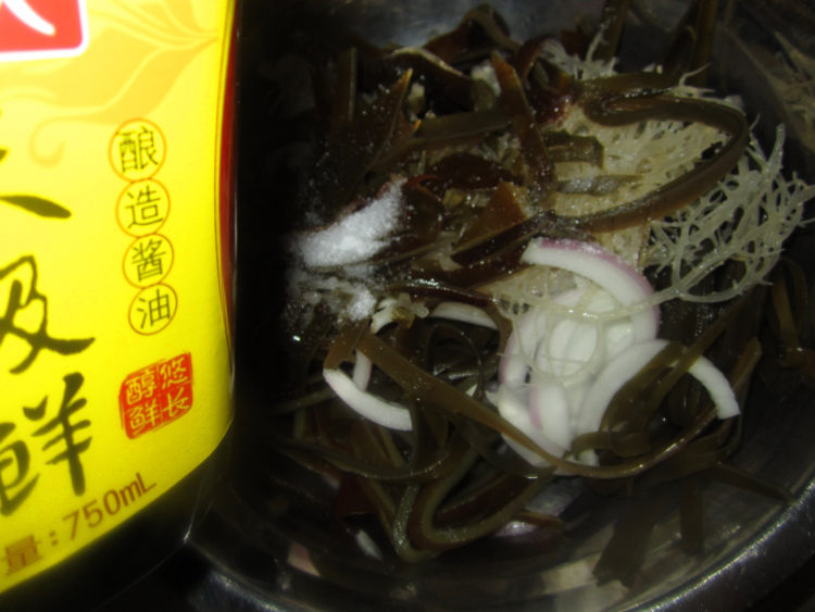 洋葱龙须拌海带步骤7