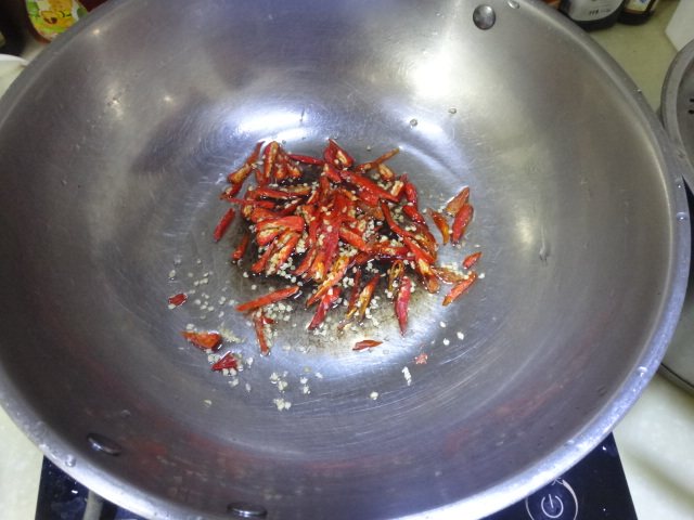 蒜香辣味鸡爪步骤4