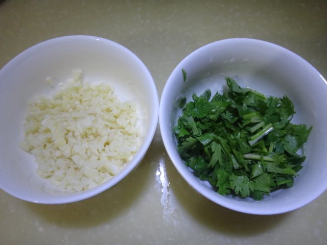 蒜香辣味鸡爪步骤2