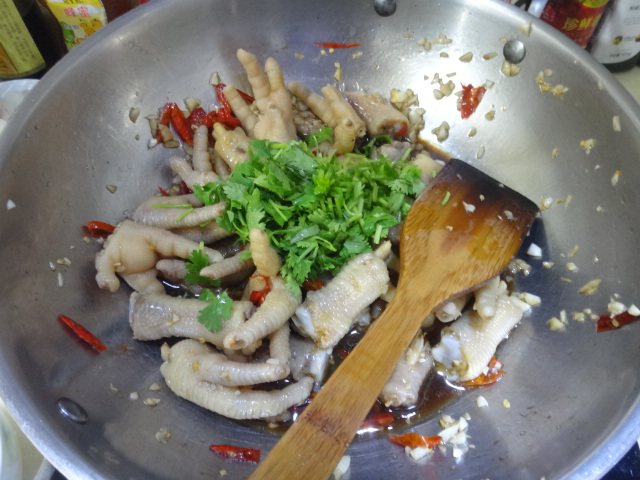 蒜香辣味鸡爪步骤6