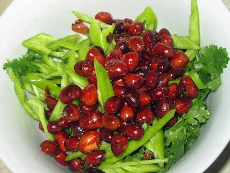 香菜花生米拌辣椒步骤4