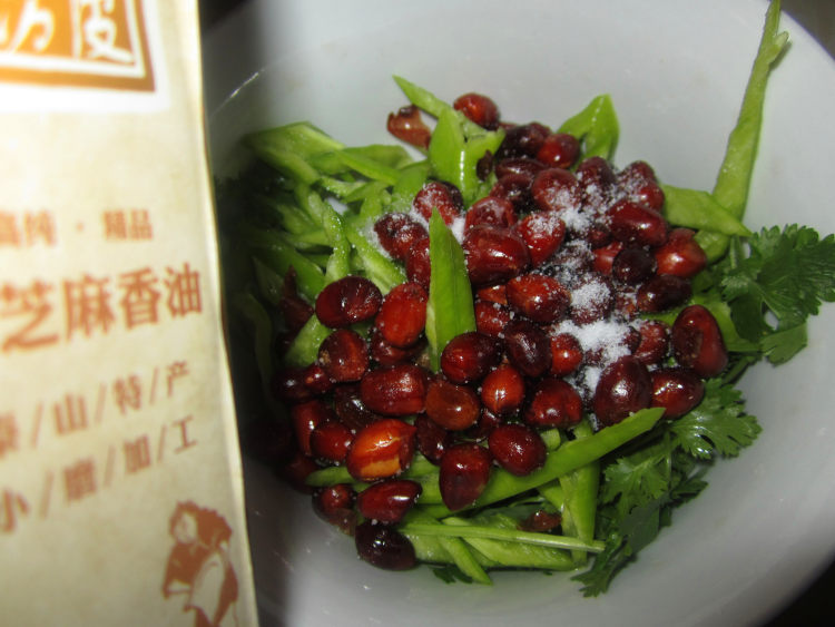 香菜花生米拌辣椒步骤8