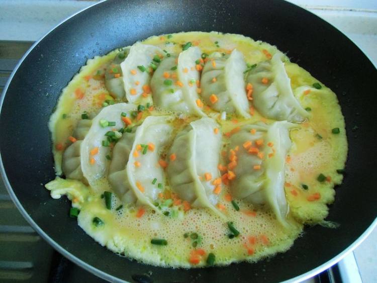 煎饺抱蛋步骤12