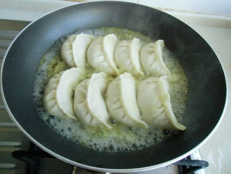 煎饺抱蛋步骤9