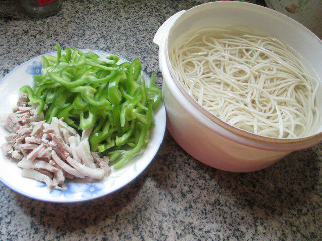 肉丝尖椒炒面步骤1