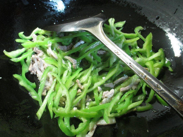 肉丝尖椒炒面步骤2