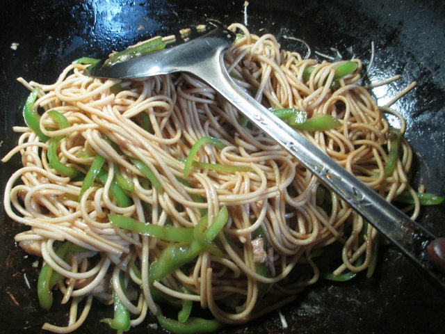 肉丝尖椒炒面步骤6