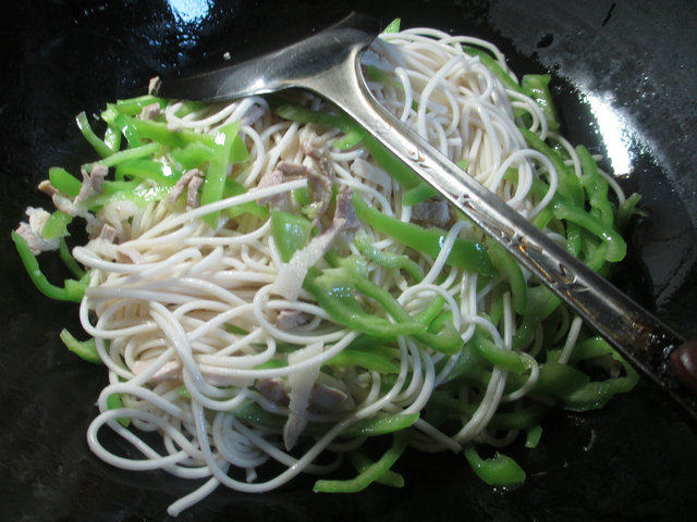肉丝尖椒炒面步骤3