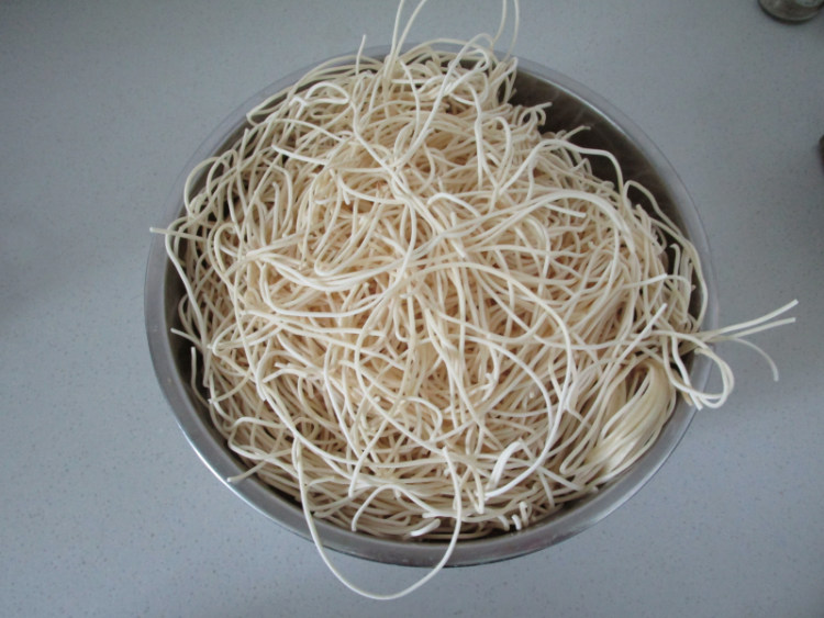 鸡毛菜肉丝炒面步骤1