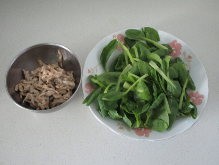 鸡毛菜肉丝炒面步骤2