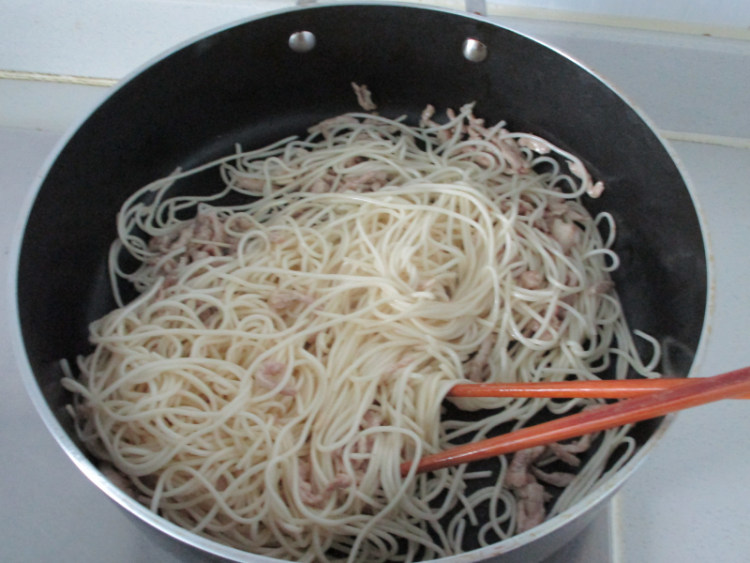 鸡毛菜肉丝炒面步骤7
