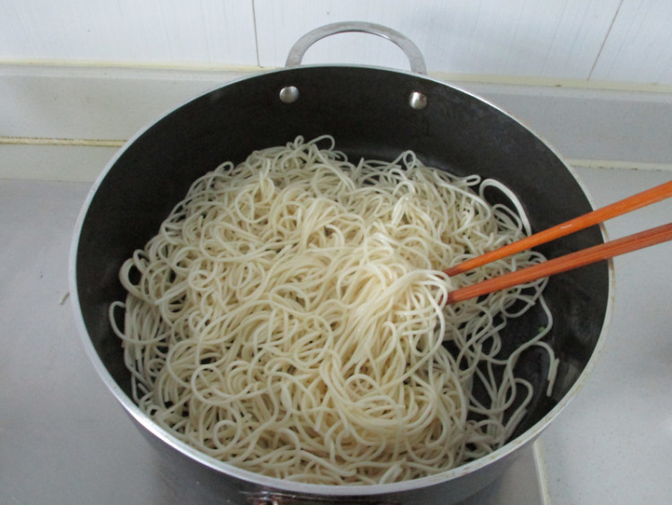 鸡毛菜肉丝炒面步骤6