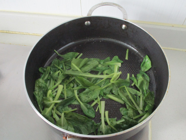 鸡毛菜肉丝炒面步骤5