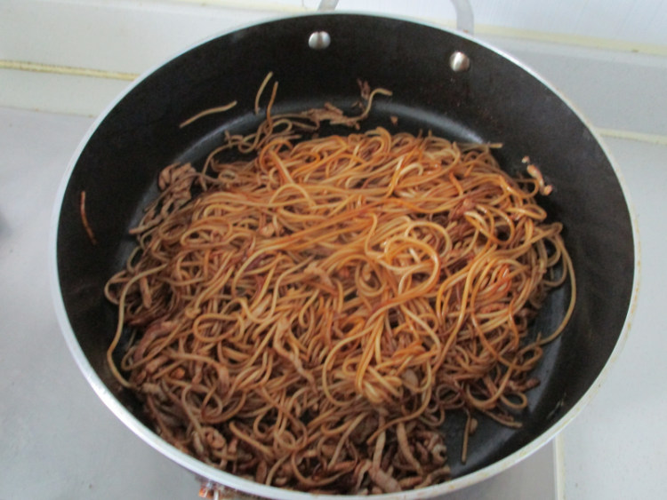 鸡毛菜肉丝炒面步骤8