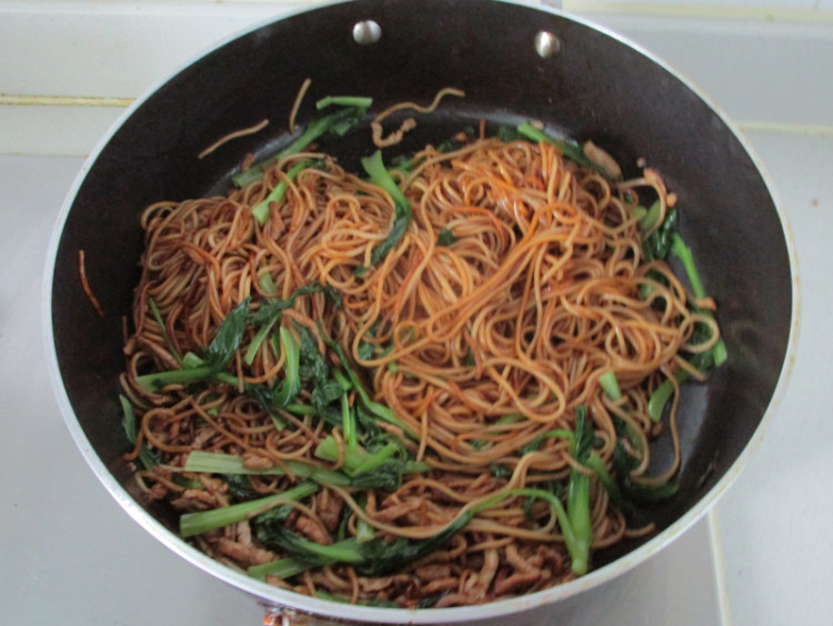 鸡毛菜肉丝炒面步骤9