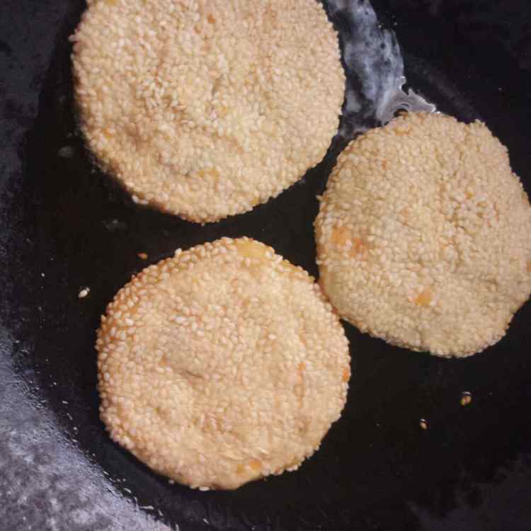 地瓜芝麻饼步骤8