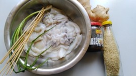 黑胡椒烤墨鱼仔步骤1
